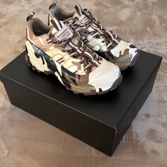 Burberry Sneakers - Picture 2 of 7